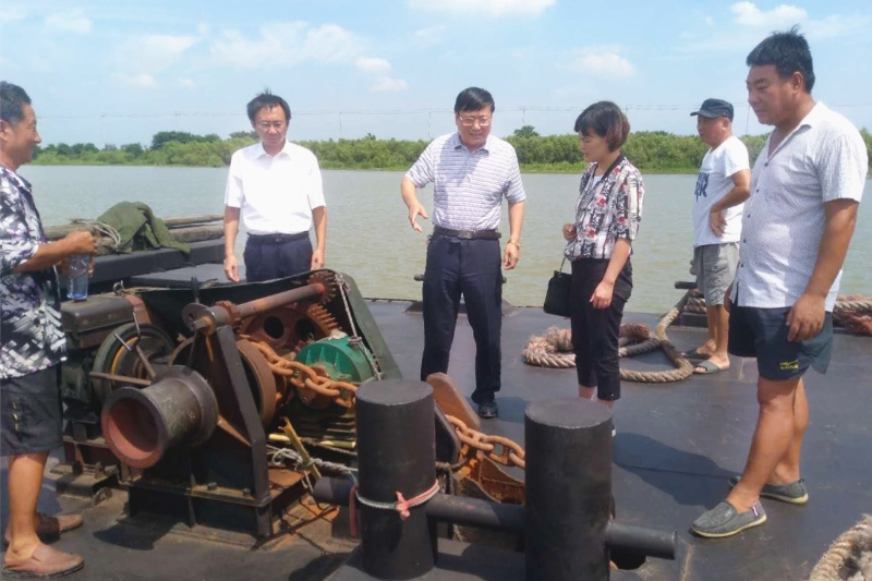 公司黨委委員、總經理馬剛率隊深入船隊為船員“送清涼”